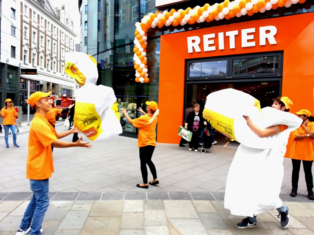 BETTEN REITER - Polsterschlacht in der Mariahilferstraße