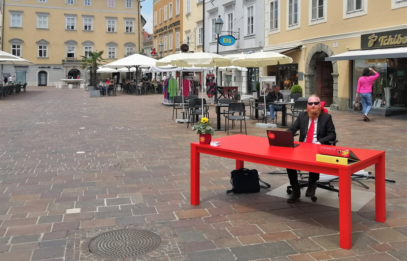 "Open Air-Office" am roten Schreibtisch